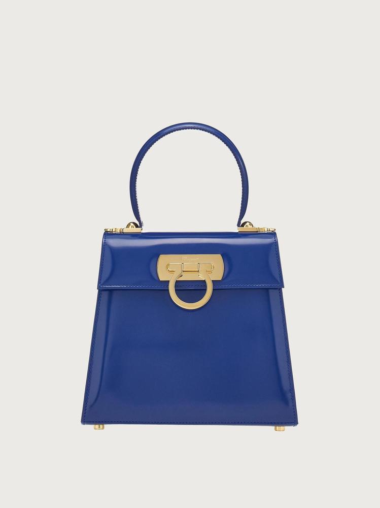 Top Handle經典復刻手提包（藍色小牛皮），84,900元。圖／Salvatore Ferragamo提供