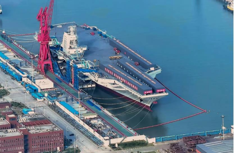 一名軍事迷17日拍到正在上海一家造船廠進行裝配的「福建號」航母，並在微博上發布照片，顯示航母的雷達和武器系統還沒裝上。圖／取自微博