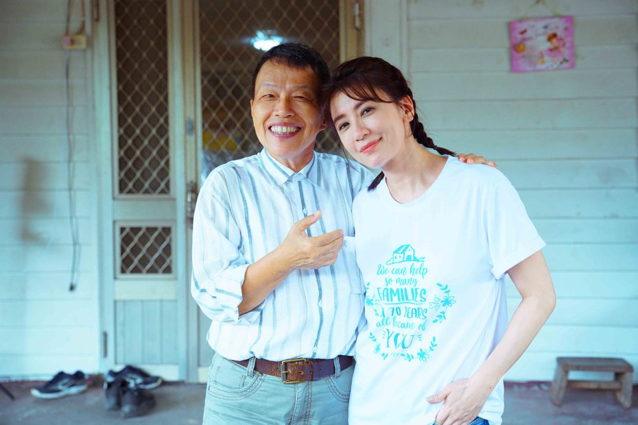 賈靜雯（右）與導演王小棣相隔30年再合作拍公益微電影。圖／家扶基金會提供