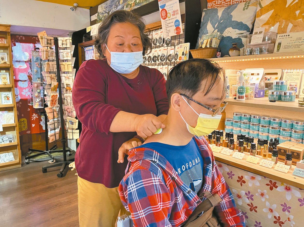 63歲黃素霞（左）常在店內免費幫客人按摩，培養不少穩定客源。 記者修瑞瑩／攝影