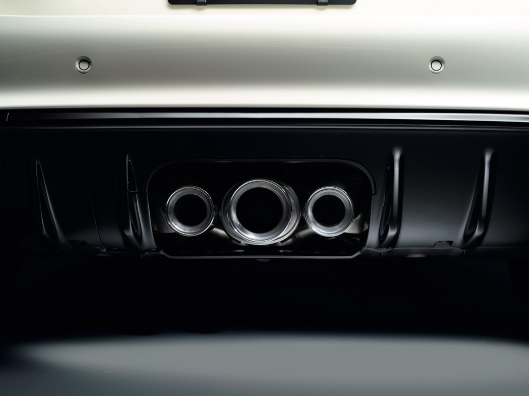 Civic Type R同樣維持三中出排氣管造型。 圖／摘自Honda