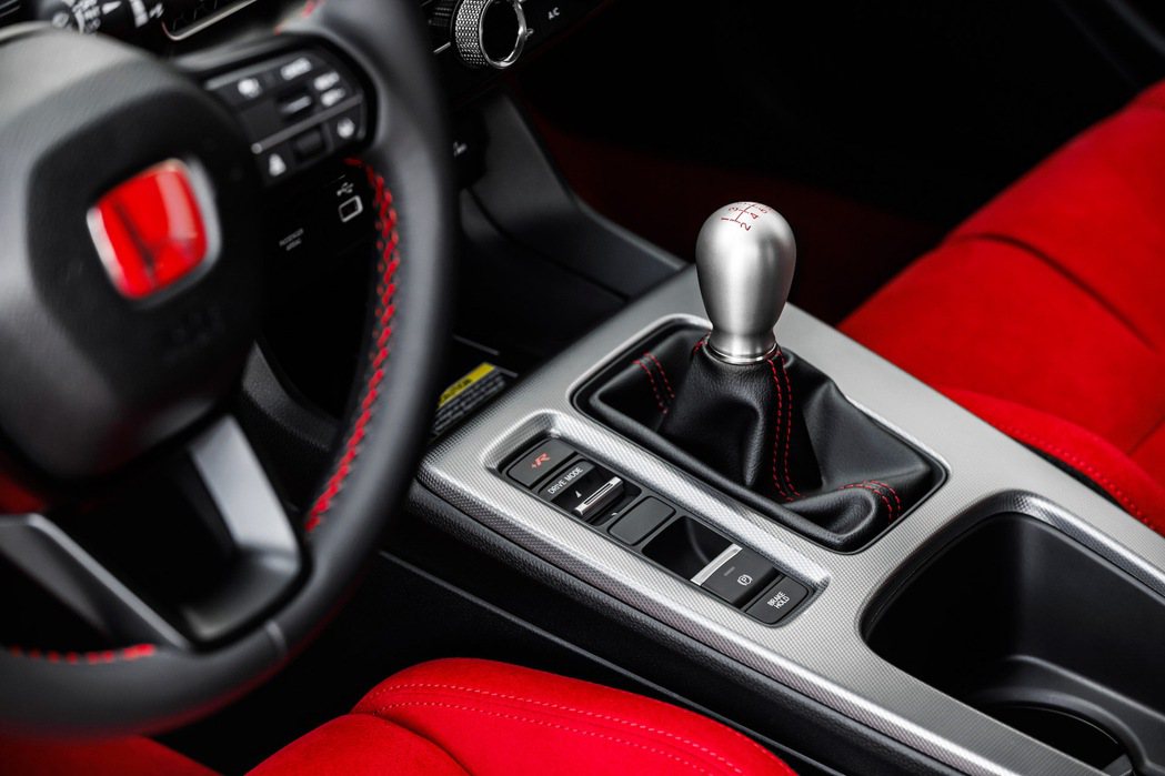 在中控台駕駛模式撥桿上方，還特別設了一個+ R專用按鈕。 圖／摘自Honda