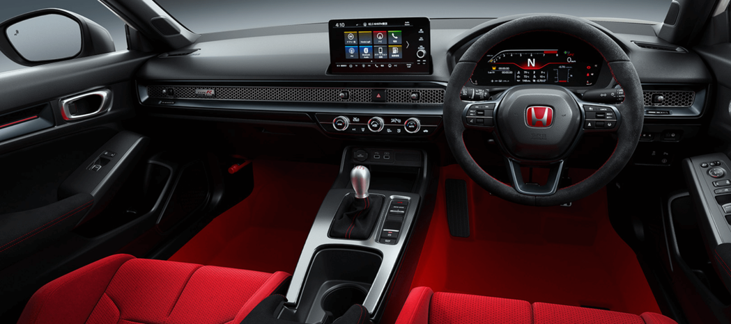 紅黑的內裝鋪陳搭配Alcantara麂皮材質方向盤。 圖／摘自Honda