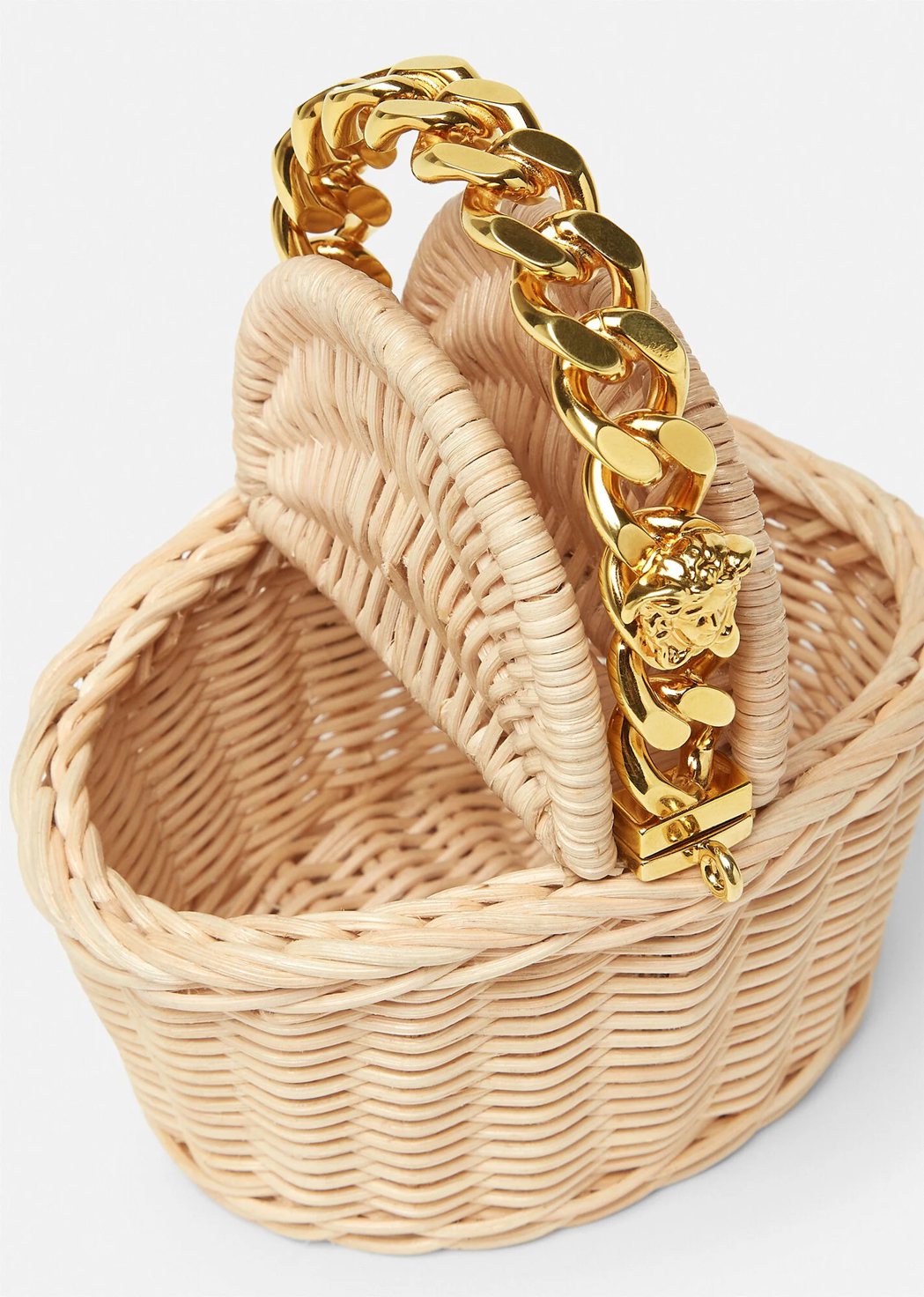 這款La Medusa鍊條手提藤籃，以野餐籃形狀作為基底，包身採用竹子手工編製而...