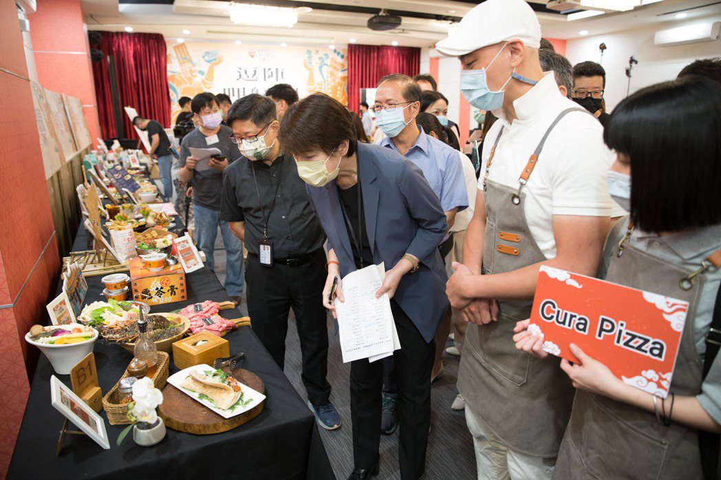 臺北市政府副市長黃珊珊參觀參與店家所展示的特色美食。圖／臺北市商業處提供