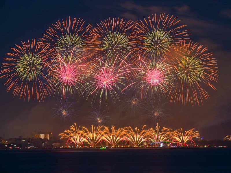 澎湖是熱門的觀光勝地，圖為「2022澎湖國際海上花火節」。（澎湖縣政府提供）