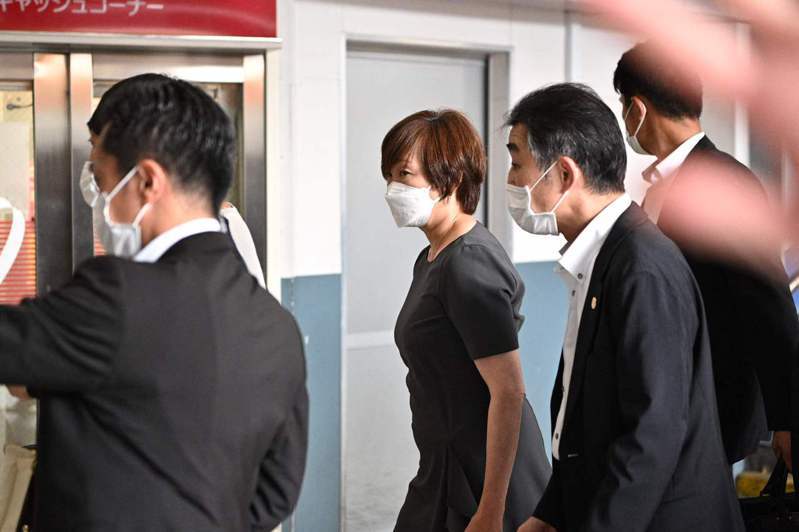 安倍遗孀昭惠（左二）明确表示不想「代夫出征」。 资料照／法新社(photo:UDN)