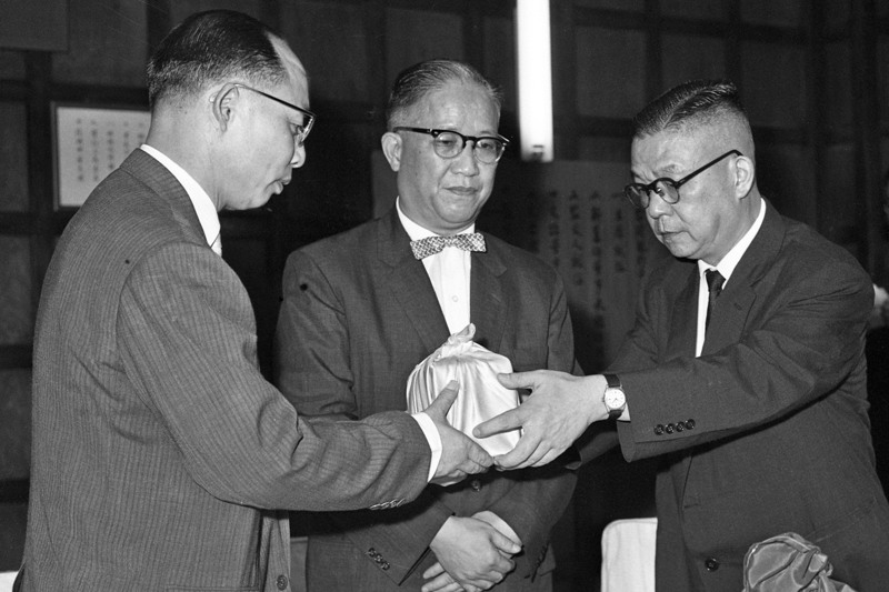 1960年7月21日，台灣銀行舉行新任董事長尹仲容（中）及總經理周友端（右）就職典禮，原任總經理王鍾（左）親自移交印信。圖／聯合報系資料照片