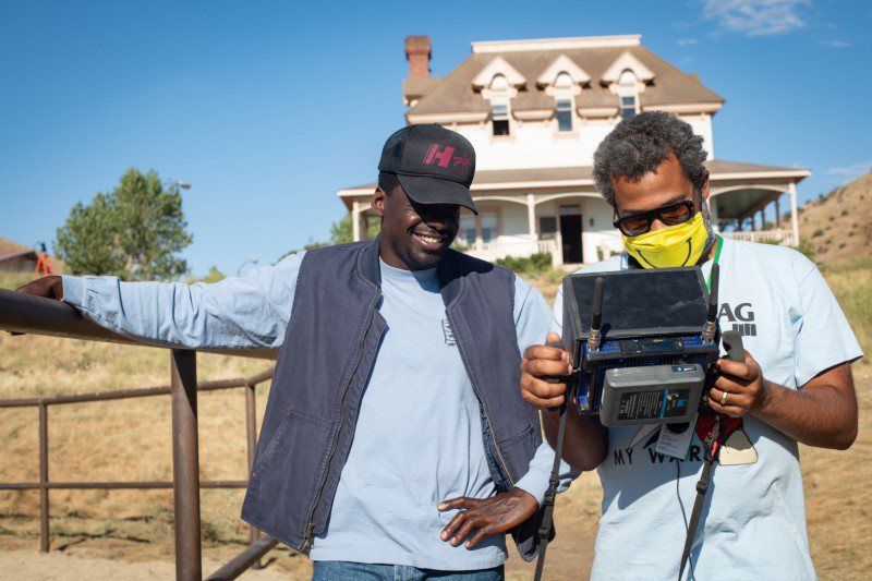 導演喬登皮爾（右）與丹尼爾卡盧亞自從「逃出絕命鎮」再度合作新片「不！」。圖／UIP提供