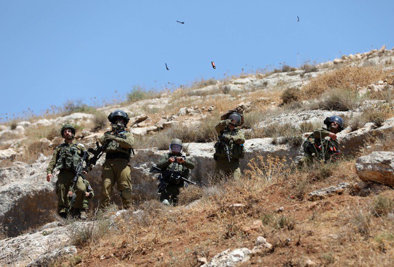 以色列军人8日在约旦河西岸村落附近对与军人发生冲突的巴勒斯坦抗议民众发射催泪瓦斯罐。新华社(photo:UDN)