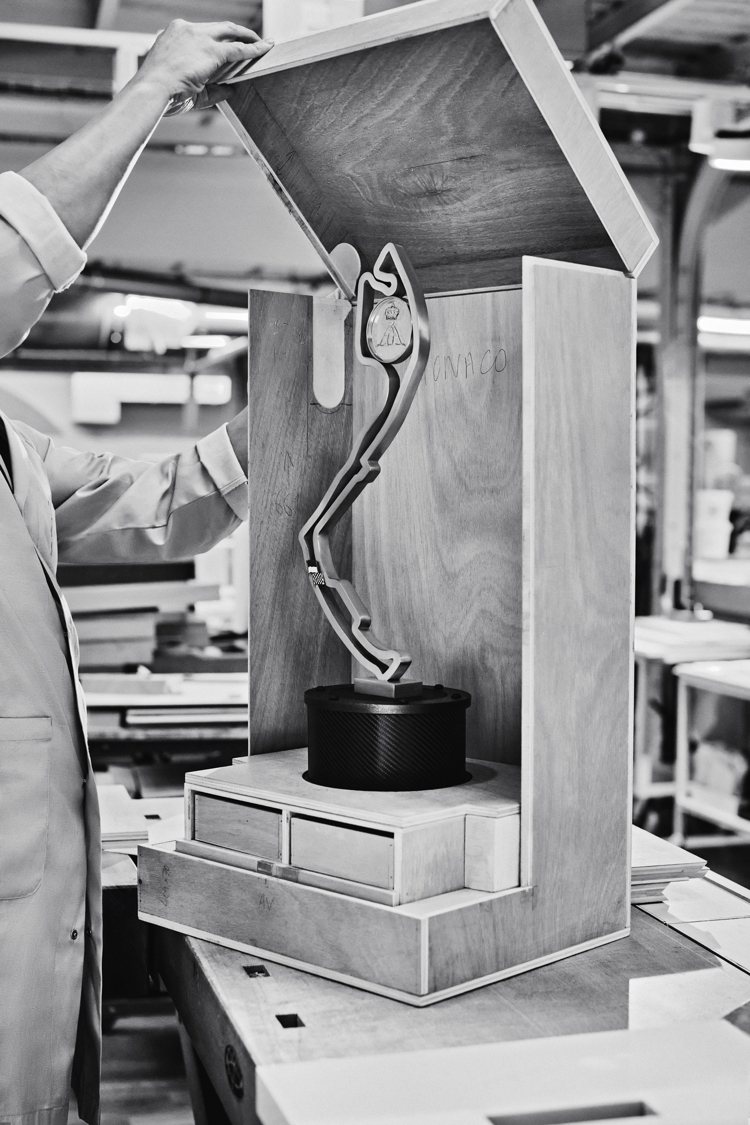 每個LV的冠軍獎盃旅行箱，都是交由法國Asnières工坊中經驗豐富的工匠，運用...