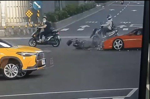 影／北市機車騎士搶進待轉區　慘遭後方法拉利經典跑車F355連人帶車撞飛