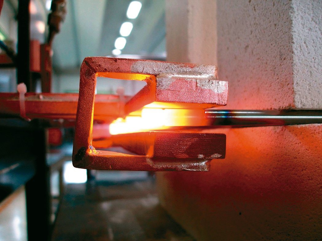 大憲光學企業發展創新金屬棒材局部熱處理技術。大憲／提供