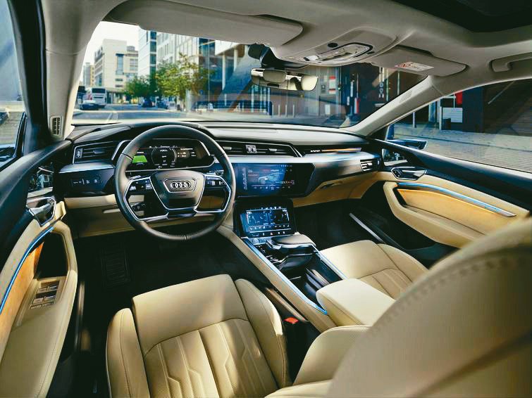 Audi e-tron性能電旅的座艙，營造出科技質感、運動化的氛圍。圖／台灣奧迪