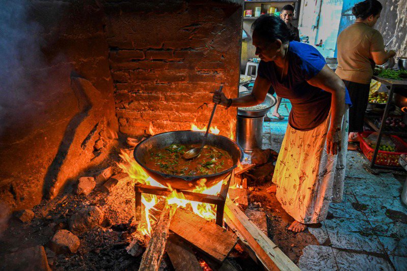 瓦斯奇缺只能生火 斯里蘭卡缺乏燃料，可倫坡一家餐廳用柴火烹煮食物。（法新社）
