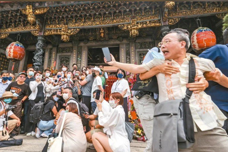 陳時中20日到萬華龍山寺參拜遇陳抗，嗆聲男子被警方架離，畫面一出引發熱議。 圖／聯合報系資料照片