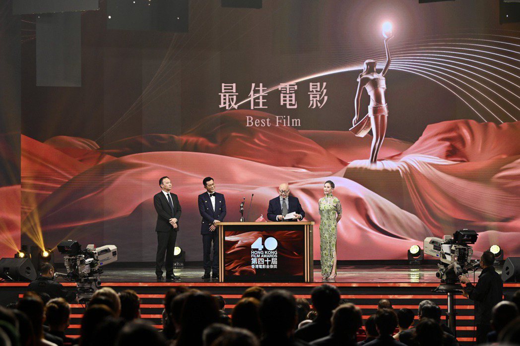 第40屆香港電影金像獎頒獎典禮於香港九龍灣國際展貿中心舉行，電影《怒火》獲最佳電影。 圖／中新社