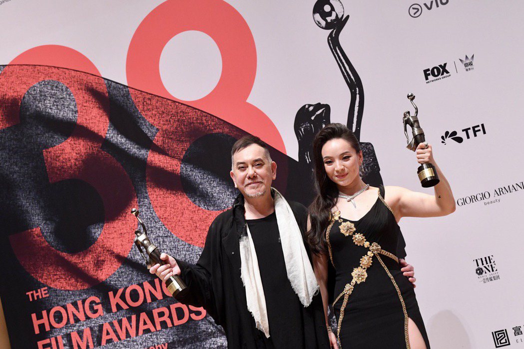演員黃秋生（左）與曾美慧孜（右）分別奪得第38屆香港電影金像獎最佳男、女主角。 圖／香港中通社