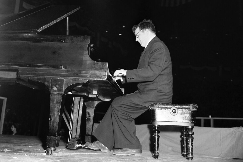 1949年，冷戰剛剛開啟，音樂家蕭斯塔科維奇接到史達林的電話，派他到美國參加世界和平大會。圖為1949年蘇聯作曲家蕭斯塔科維奇於美國紐約表演。 圖／美聯社