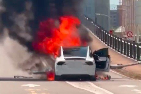 Tesla Model X桃園自撞橋梁分隔島起火　駕駛疑為藝人林志穎
