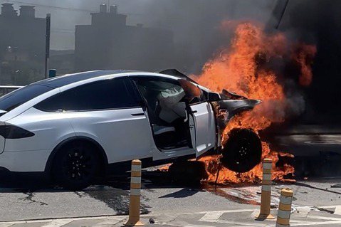林志穎駕Model X自撞分隔島起火　電動車燒起來要撲滅不容易！
