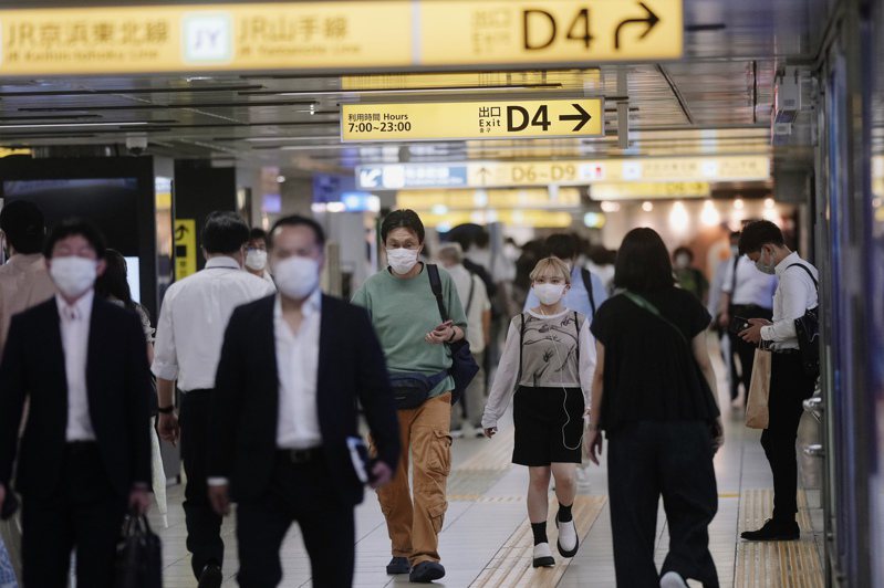 东京新增确诊病例首度突破3万例，图为戴着口罩的民众在东京火车站附近的地下道行走。美联社(photo:UDN)