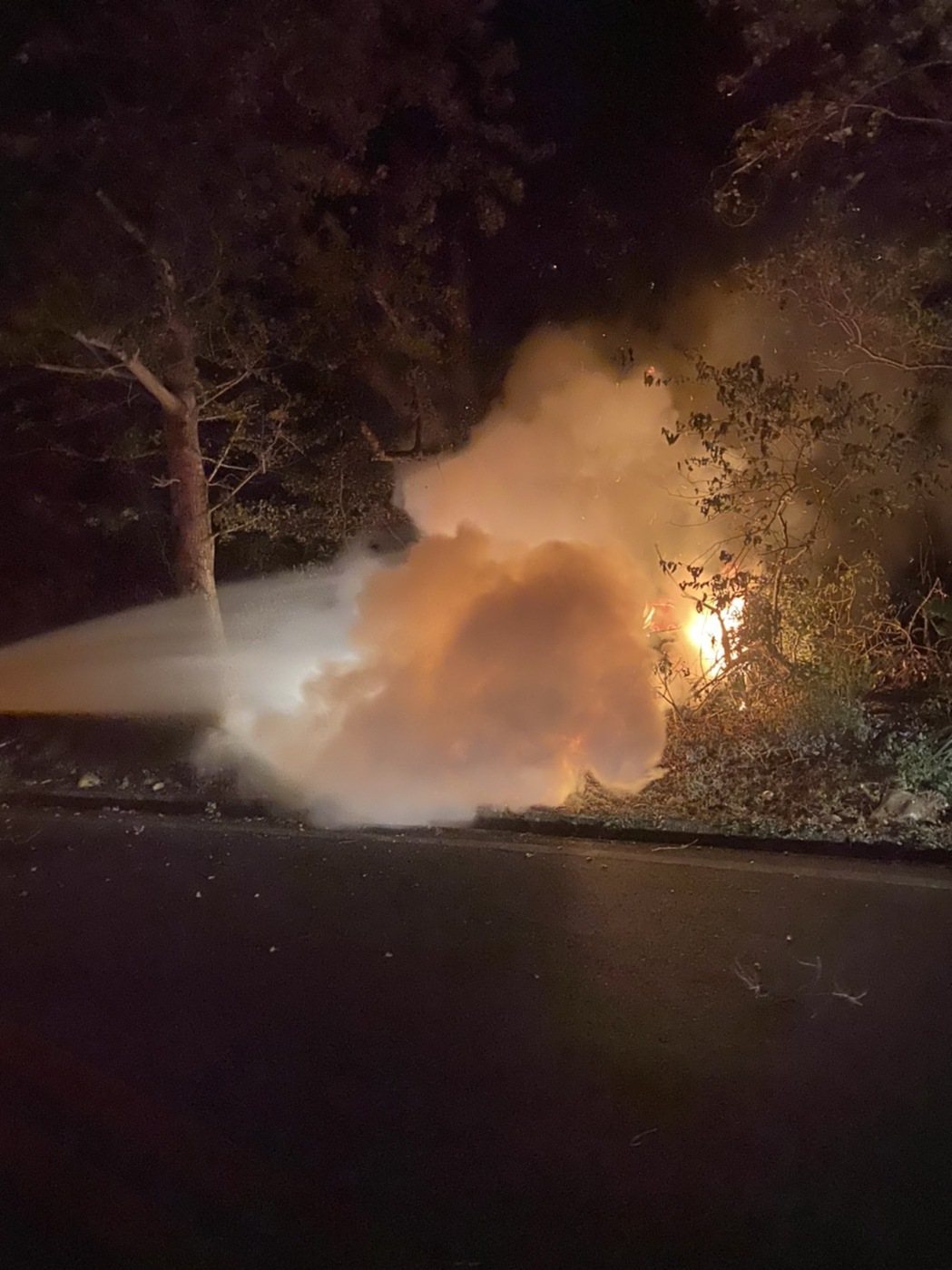 白色奧迪RS 3 Sportback撞擊路樹起火燒成廢鐵。記者曾伯愷／翻攝