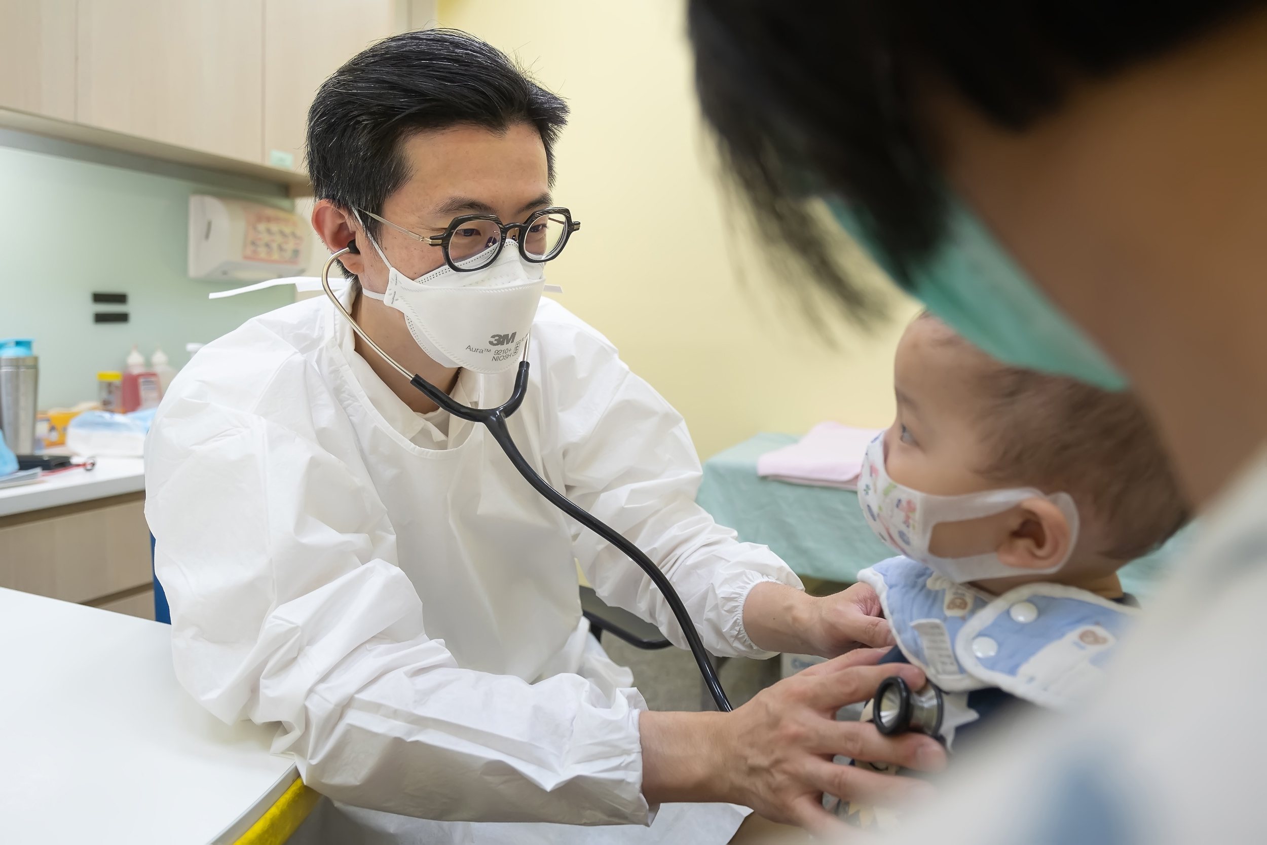 嬰幼兒疫苗開打，可否同步接種預防針？東元醫院兒科部部長王昱程說，目前新的建議是可以與其他疫苗同時接種，且無限定間隔時間。記者王淑君／攝影