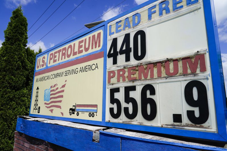 美国汽油价格在6月中涨破每加仑5美元后，如今加油站牌价已见回跌迹象。图／美联社(photo:UDN)