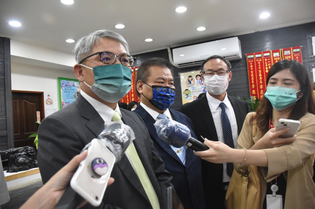 內政部政務次長花敬群（左一）表示，這名大學生可以提出投訴。記者江婉儀／攝影