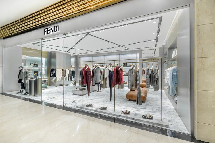 FEND約80平方公尺的微風信義男裝店，兼容了沉穩、生機與中性調性。圖 / FENDI提供