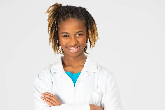 13歲神童阿萊娜最近成功被阿拉巴馬大學醫學院提前錄取，成為史上被醫學院錄取的最年輕非裔學生。 圖／摘自IG（@thebrownstemgirl）