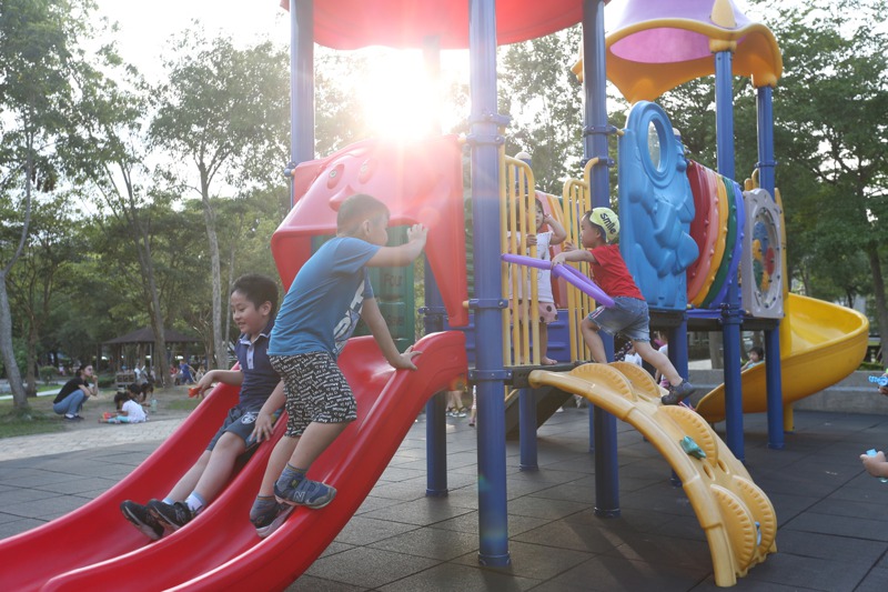天氣炎熱，孩童在無遮蔭的公園玩樂需注意避免熱傷害。圖／聯合報系資料照片