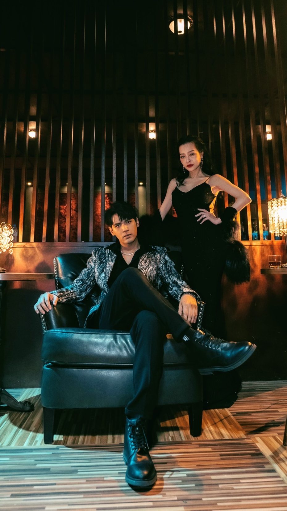 王思佳（右）客串陳零九新歌MV，成貴氣十足的賭客。圖／滾石唱片提供