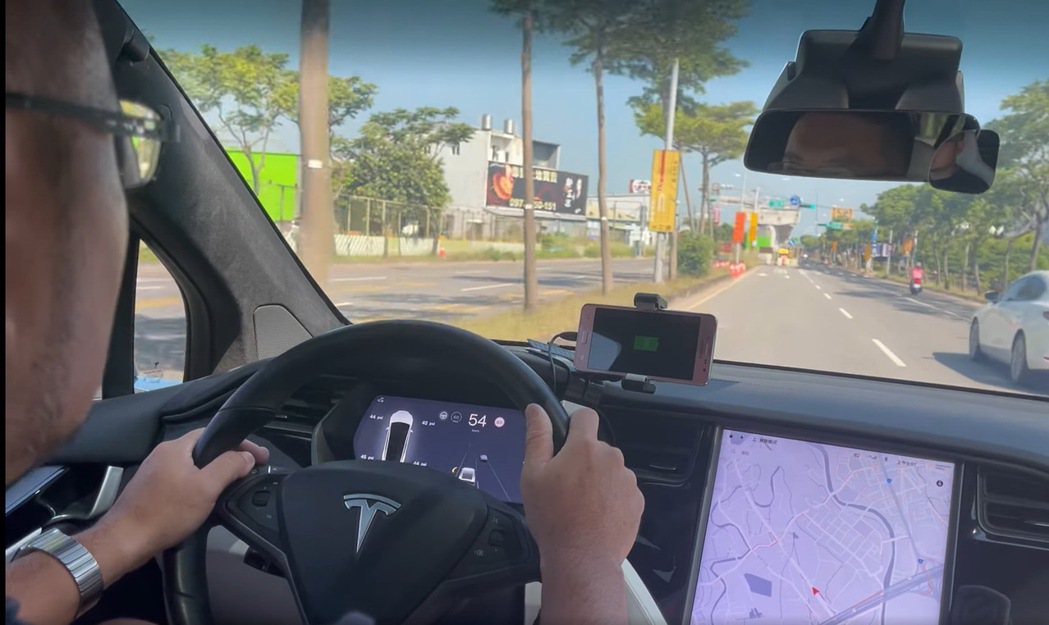 同款TESLA Model X車友重回事發現場實測自動駕駛輔助。 摘自網路