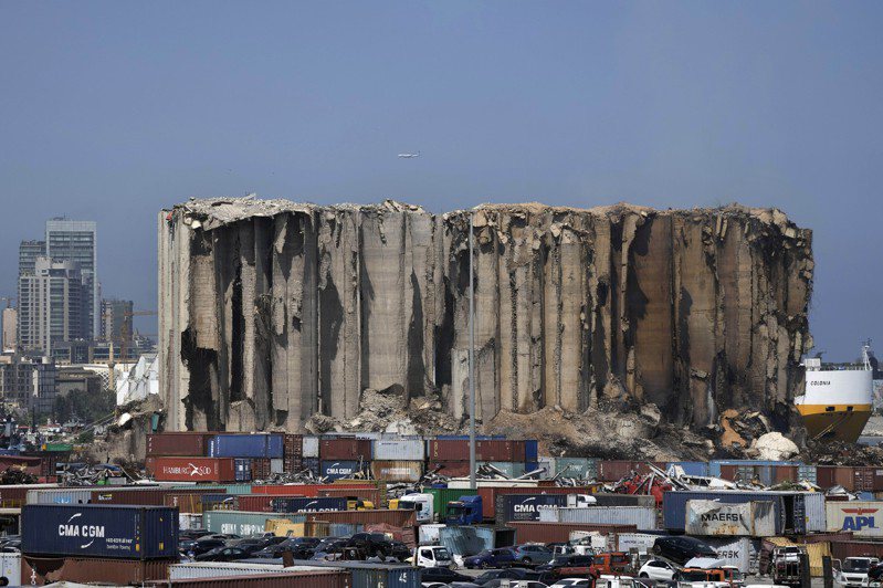 黎巴嫩总理米卡提今天警告，首都贝鲁特的港口内一座大型谷仓起火，并在夏季高温下持续延烧，有完全倒塌危险。 美联社(photo:UDN)