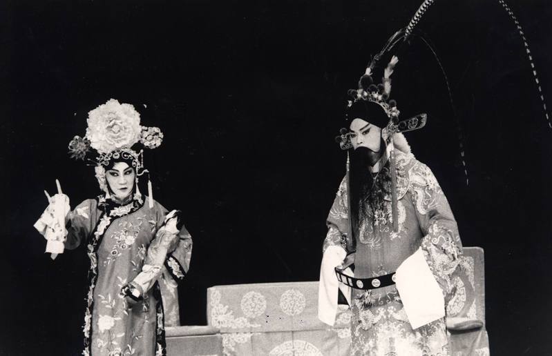 1988年7月23日京劇名伶顧正秋（左）、名票友張昭泰（右）演出「四郎探母」。圖／聯合報系資料照片