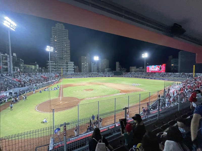 新竹市立棒球場昨晚重生開幕戰，吸引萬人入場。記者張裕珍／攝影
