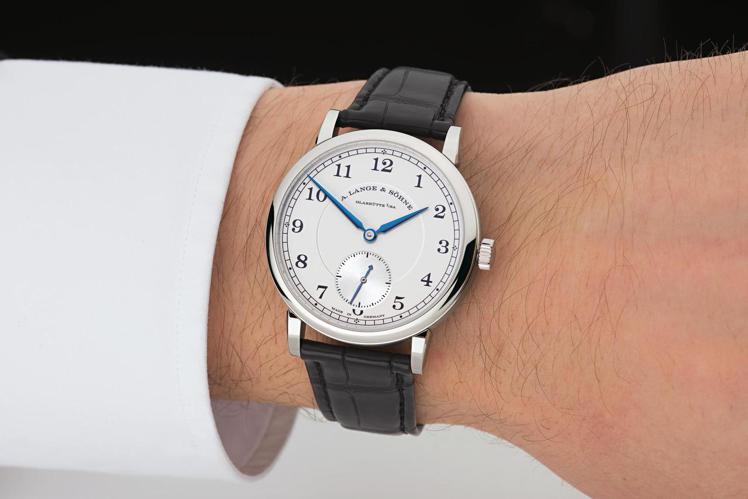 朗格的1815腕表是向品牌創辦人致意，因此命名為創廠的1815年，並選擇最古典的...