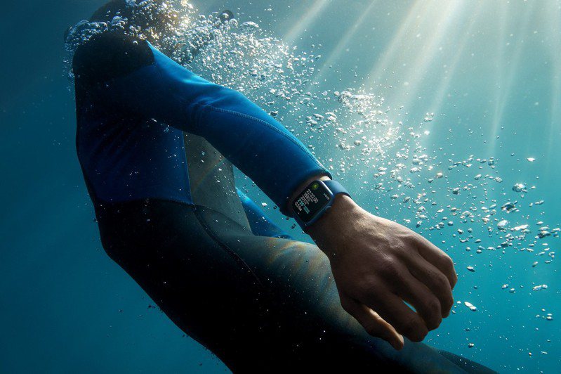 蘋果官網日前針對戴著Apple Watch游泳是否防水做出解釋，也提到6項恐怕不適合佩戴。（翻攝自蘋果官網）