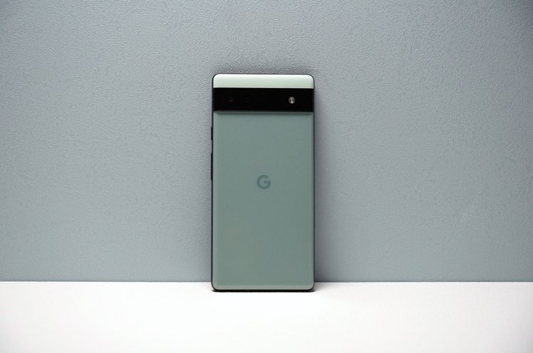 Google Pixel 6a外觀延續Pixel 6系列設計風格，這次新推出的灰...