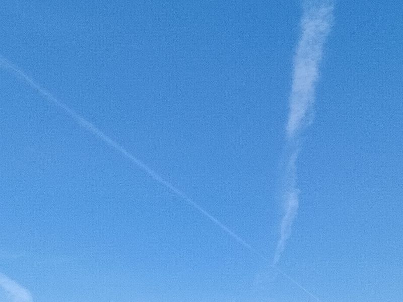台東連日晴空萬里，今早有民眾發現天空出現勝利「V」的圖樣雲。記者尤聰光／攝影