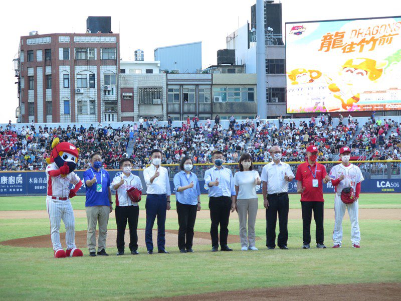 新竹市立棒球場原地重建，前市長林智堅（左四）受邀進場看球，和蔡英文（左五）總統同台。圖／聯合報系資料照片