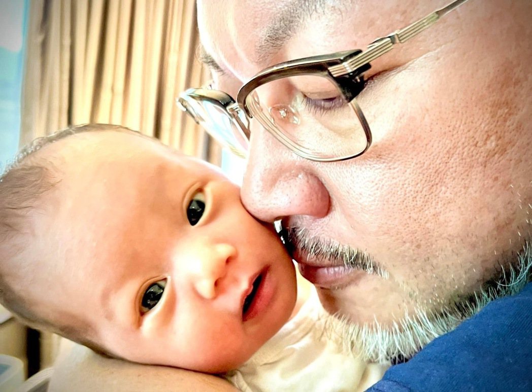 劉亮佐親吻寶貝女兒，決定不剃鬍子。圖／摘自臉書