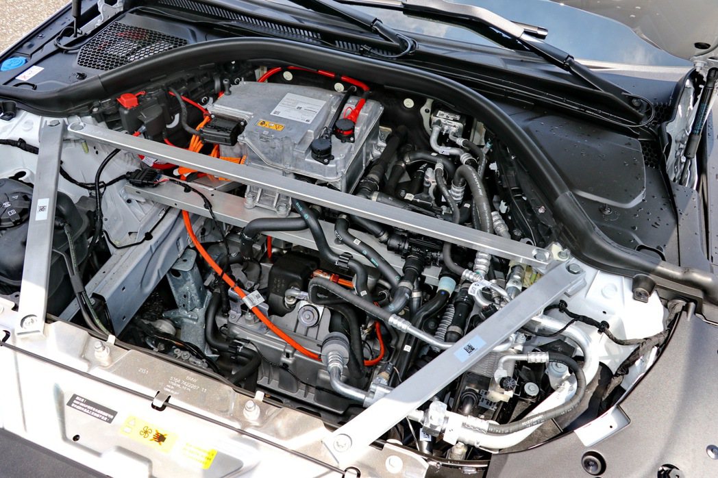 全新BMW i4採用整合馬達、動力控制模組與變速系統為單體結構的全新第五代eDr...
