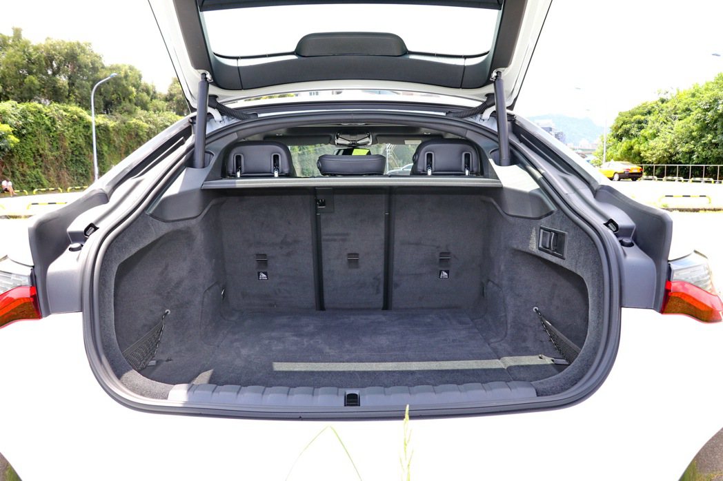 i4轎跑採用斜背設計，具備寬闊行李廂開口的掀背式尾門設計，最高可擴充至1,290...