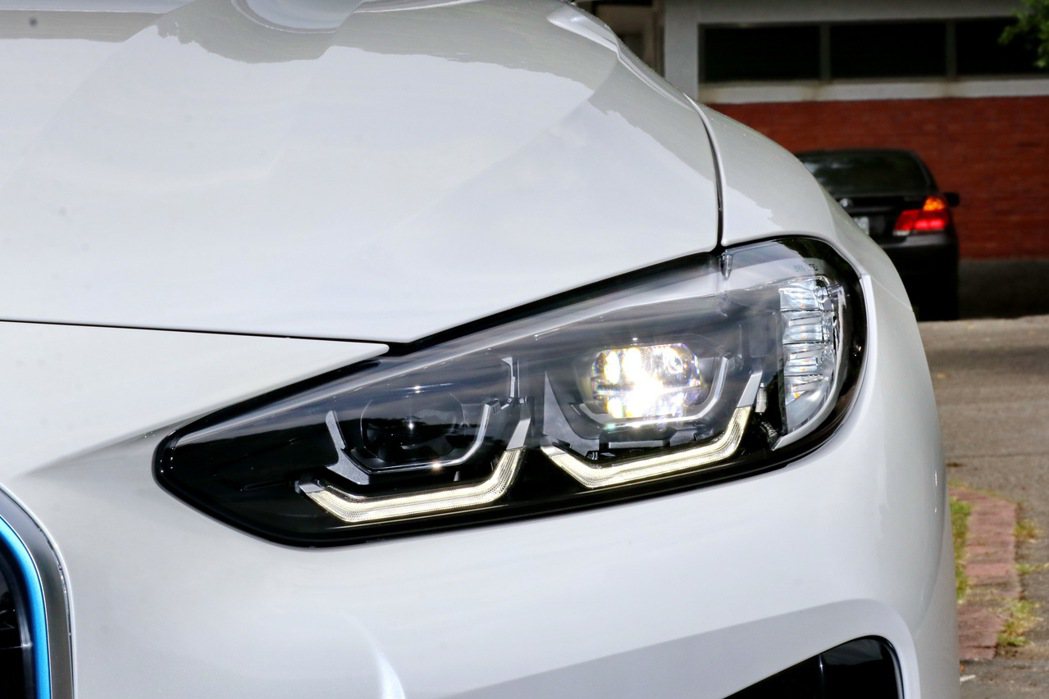 重新詮釋的天使眼頭燈線條搭配BMW i4 eDrvie40專屬LED頭燈。 記者...