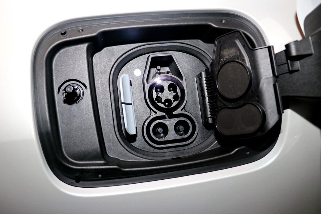 全新BMW i4最高可支援205kW的充電功率。 記者陳威任／攝影