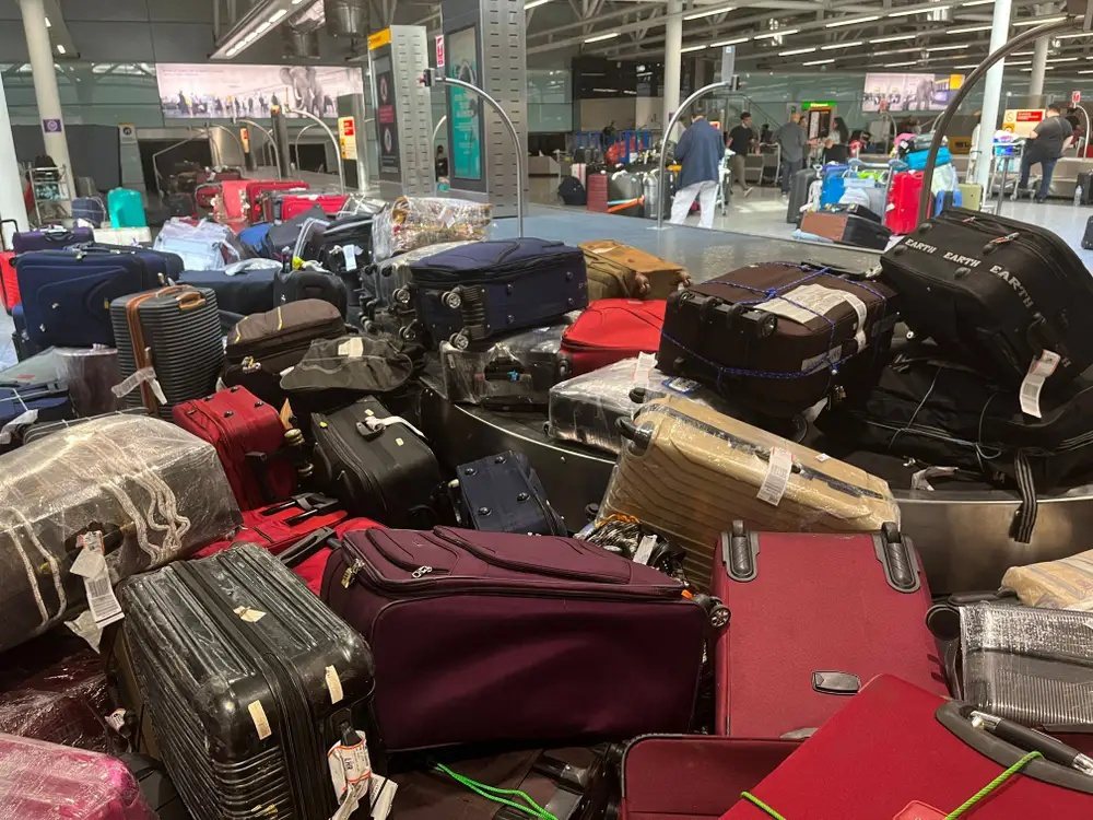 「希斯洛機場發明了一個新遊戲：你必須跋涉爬過成堆的行李山，設法找出你自己的行李。...