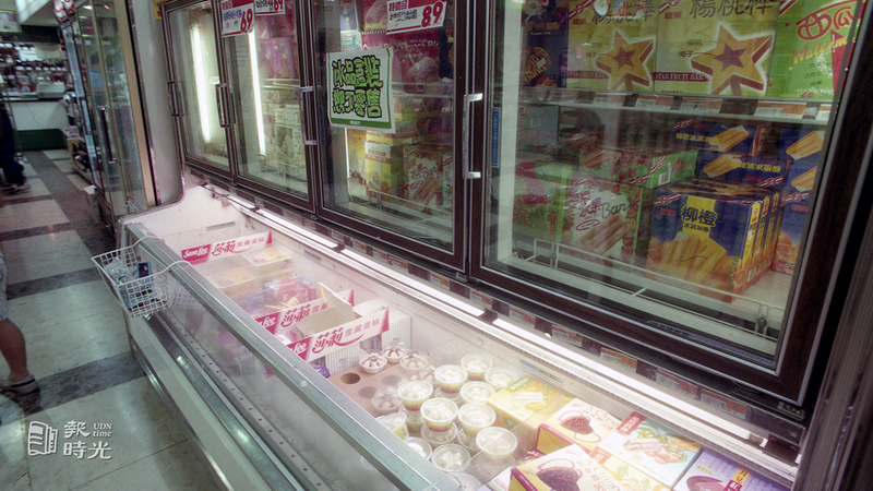 從「枝仔冰」、刨冰到現在高價的冰棒、雪糕及進口的冰淇淋專賣店，冰品的種類更多、品質更好，價格也更高。而在台北除了有本地業者製造的冰品外，國外知名的冰淇淋也紛紛進駐百貨公司美食街。圖＼聯合報系資料照（ 1994/08/16　洪克紀攝影）

